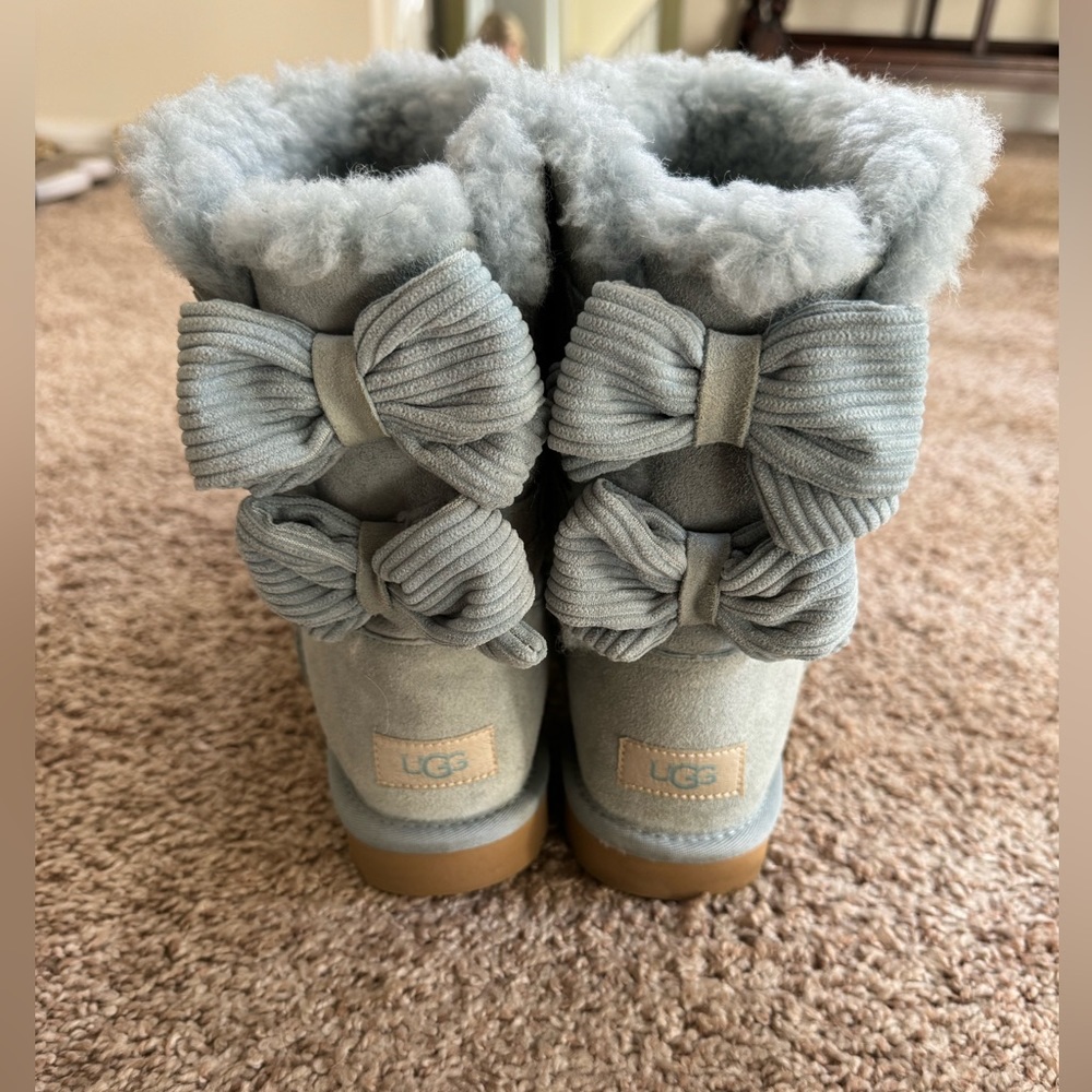 Unused Like-New UGG BOW Boots Size 8 Light Blue/Teal